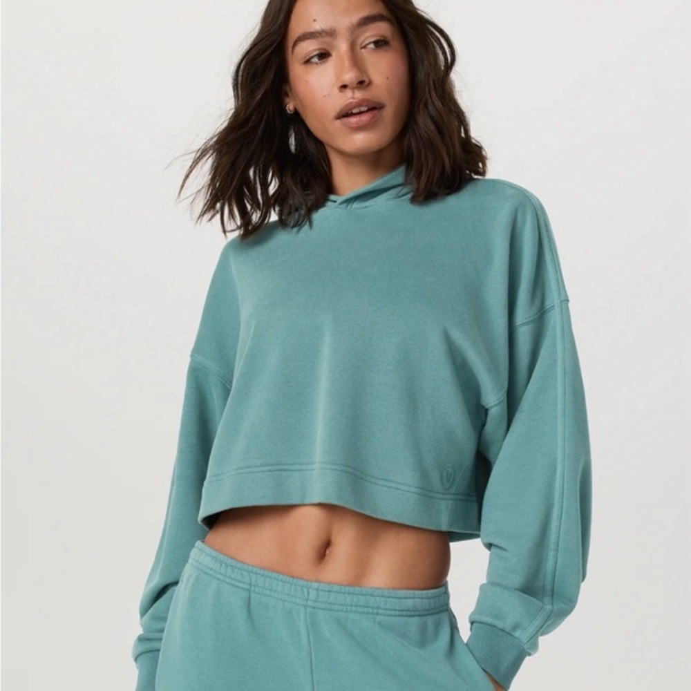 NWOT Vuori Cropped Sedona Hooded Sweatshirt Blue Grass